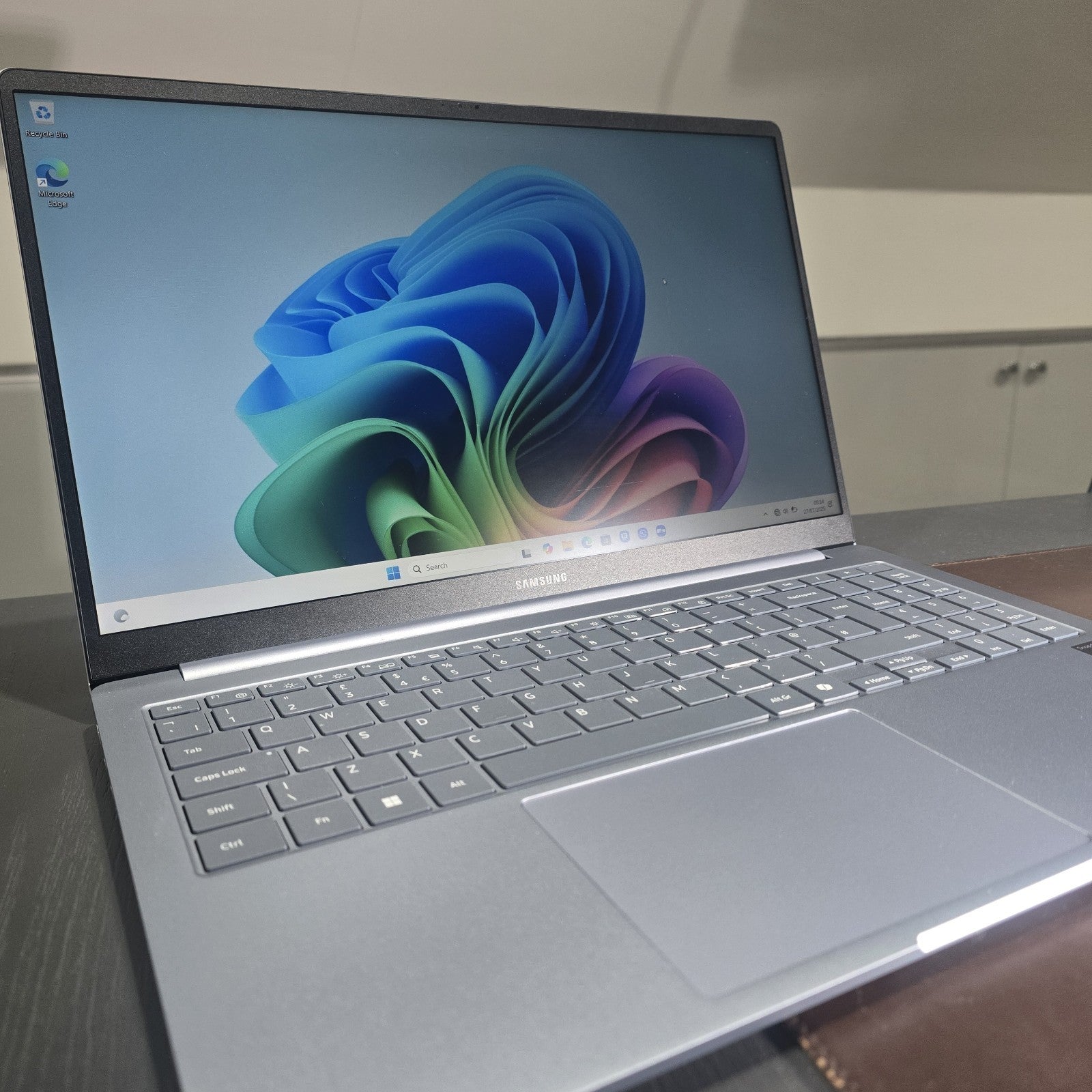 Samsung Galaxy Book4 Edge 15.6” Snapdragon X 16GB 256GB Blue Grade B #104E0