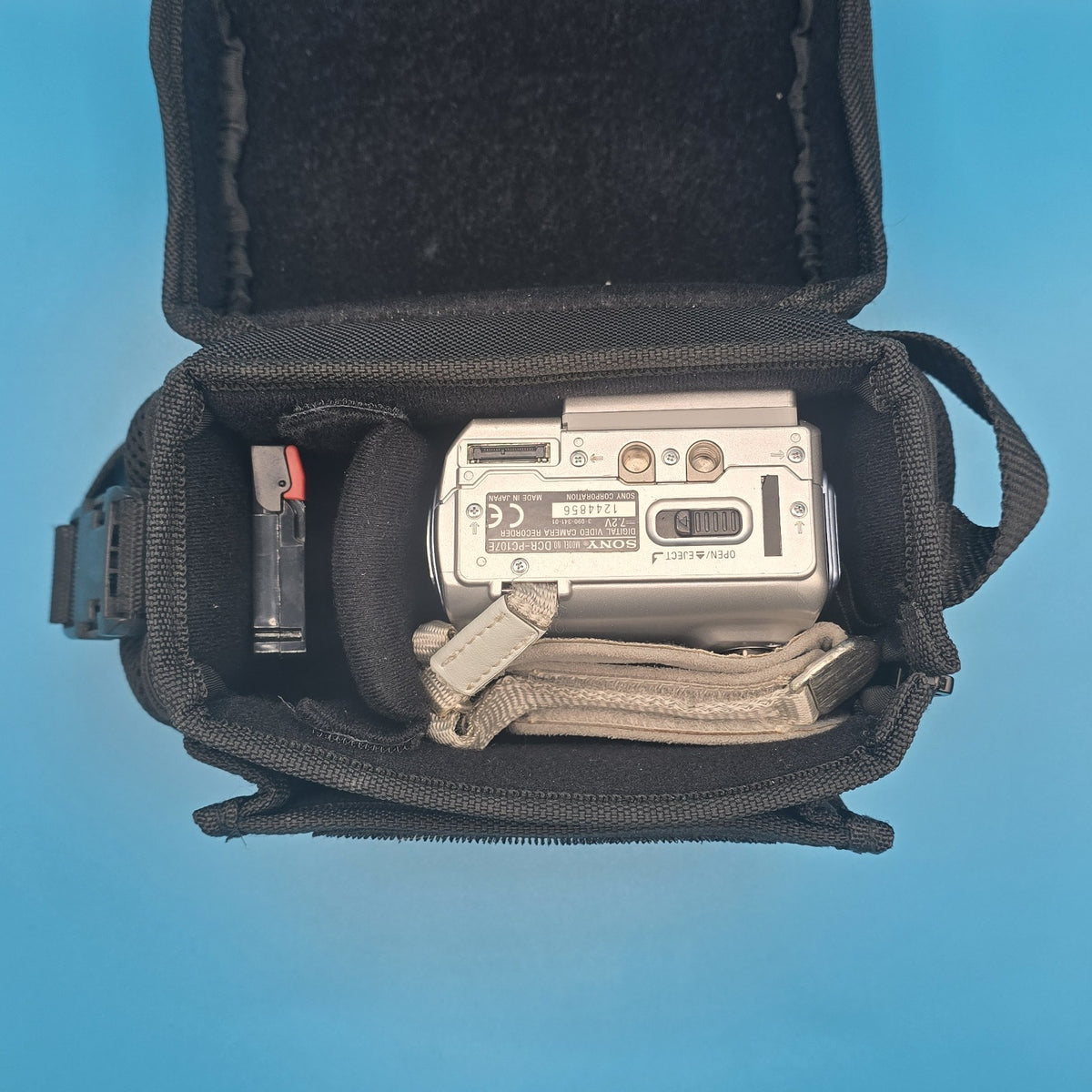Sony DCRPC107E MiniDV Camcorder PAL  Parts/Repair  Bag, Battery, Tape10