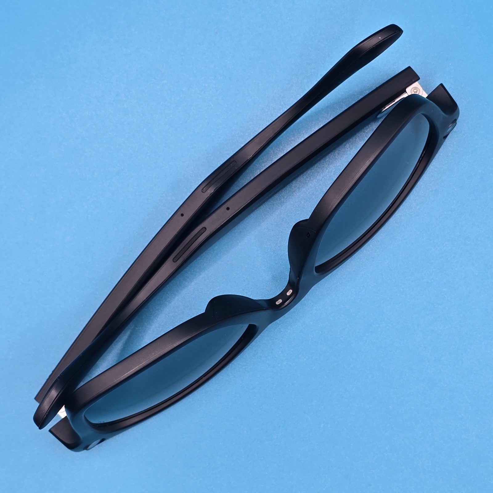 Ray-Ban Meta Wayfarer Smart Glasses Black Polarized Gradient Graphite #A 197A10