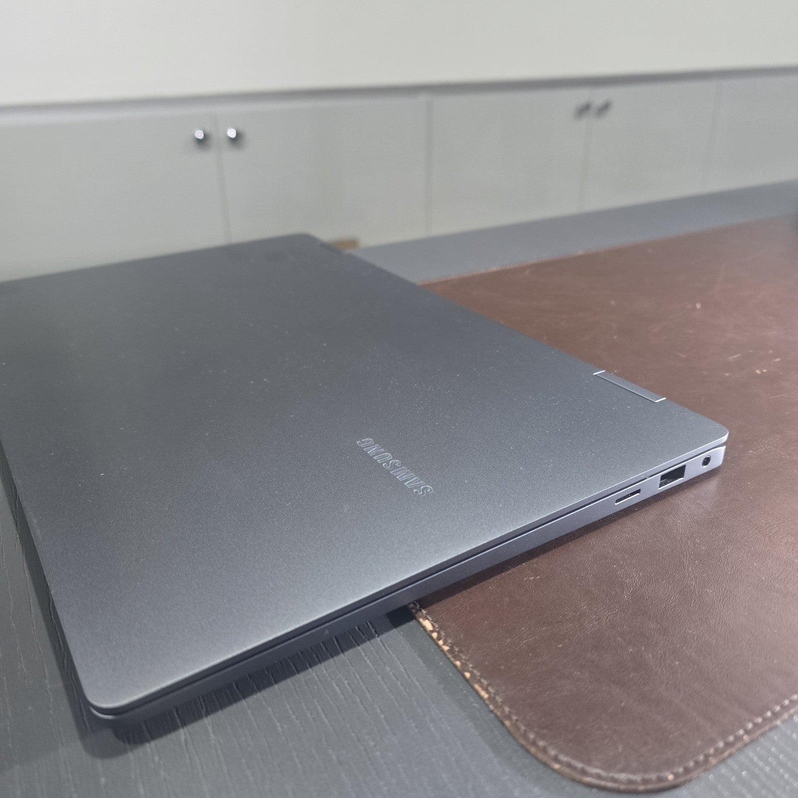 Samsung Galaxy Book5 360 256GB Gray Grade A Excellent Condition #106B16