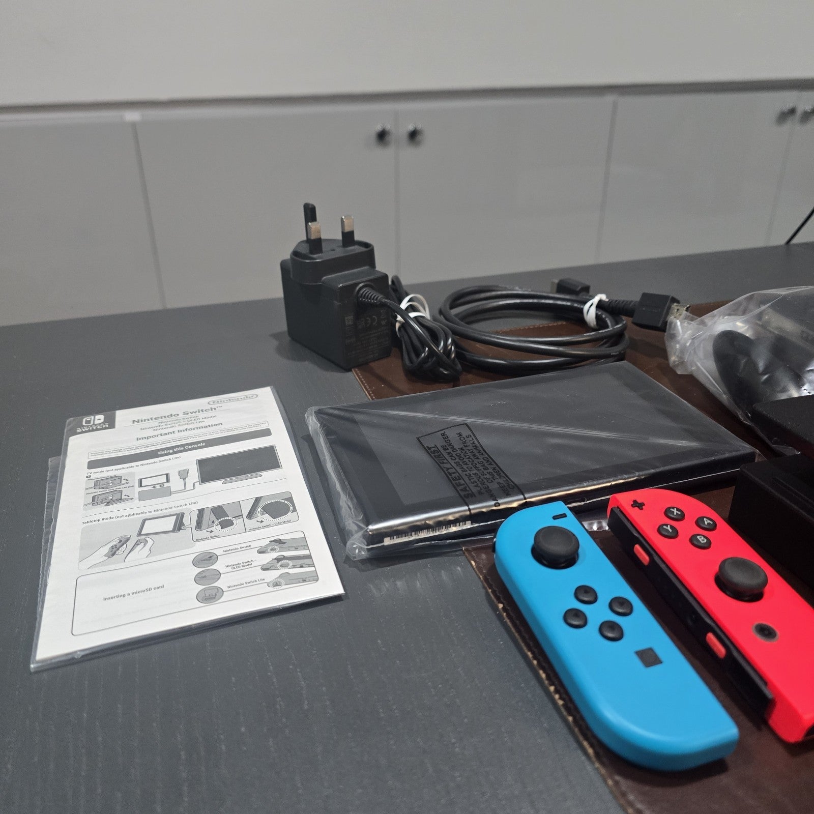 Nintendo Switch Neon Console V2 32Gb Improved Battery Neon Blue/Red Mint Boxed3