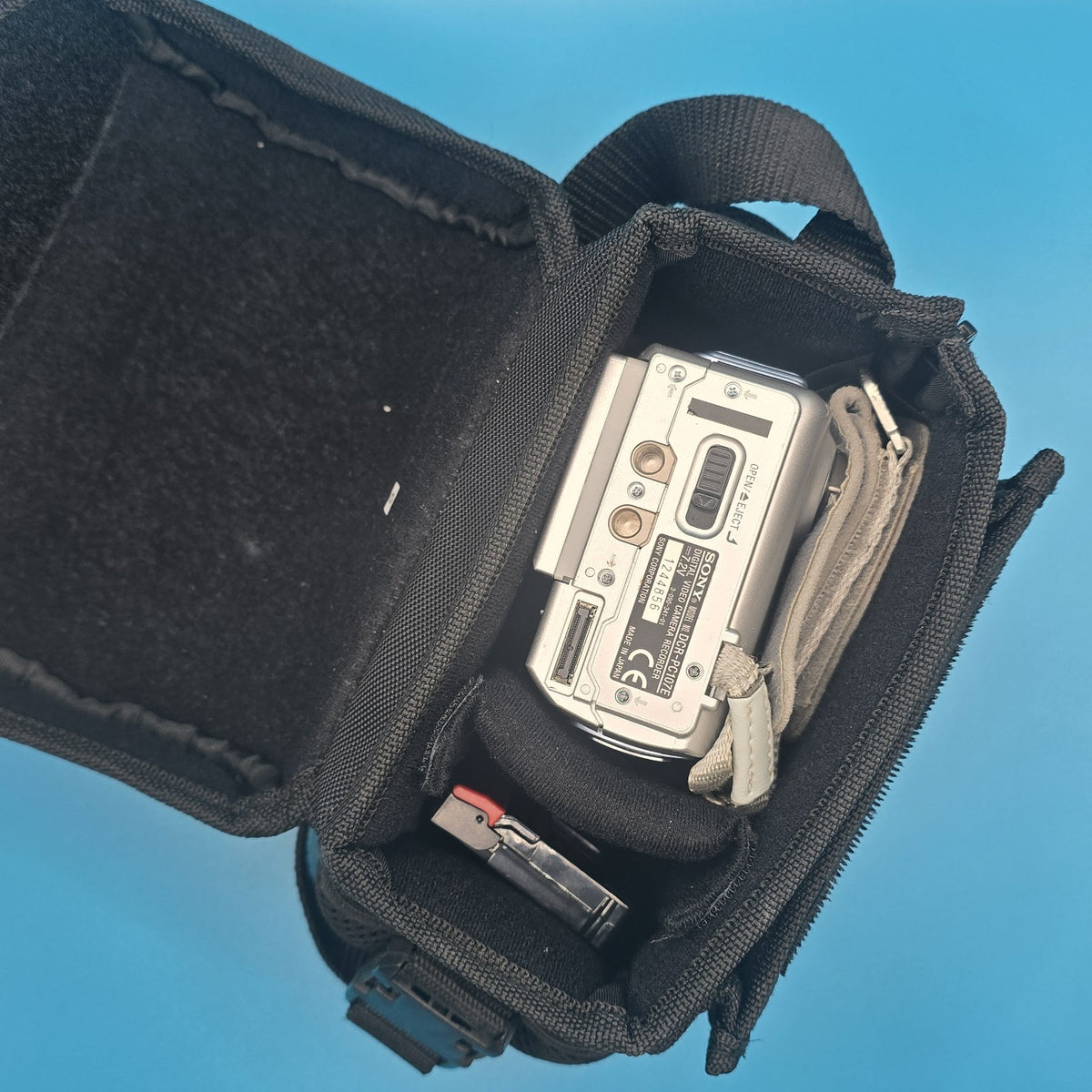 Sony DCRPC107E MiniDV Camcorder PAL  Parts/Repair  Bag, Battery, Tape15